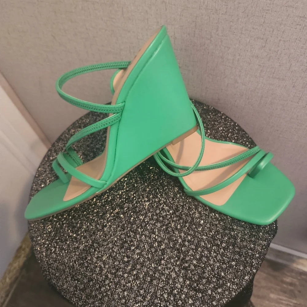 INC International Concepts Women's Green Strappy Sandals Size 8.5 NWOT - Picture 2 of 4